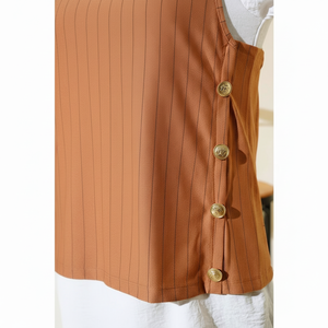 Conjunto de tres piezas y dos piezas de rayas para mujer en color camel - Product Image 1