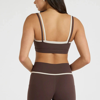 Ensemble de sport deux pièces avec soutien-gorge de sport à double bretelle et short à poches latérales pour la gym et le fitness