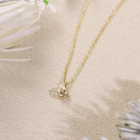 Collier pendentif trèfle doré pour femme, porte-bonheur, design ajouré, cristal central, bijou délicat