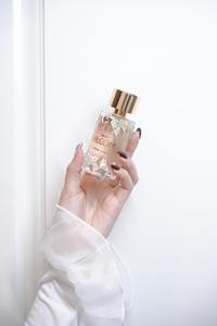 Elegante Perfume Floral Femenino de Larga Duración en Spray, Eau De Parfum CINDY BLOOM - Aura Rosa (50ml) Spray de Vietnam - Product Image 4