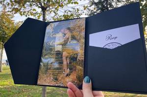 Vente en gros de luxe personnalisée élégante <span class=keywords><strong>invitation</strong></span> de mariage en acrylique avec <span class=keywords><strong>photo</strong></span> et enveloppe de poche noire à trois volets - Product Image 3