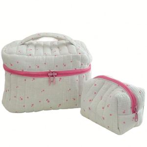 Bolsa de Maquillaje Floral Acolchada Grande, Linda y Suave, Estética Coqueta, Bolsa de Cosméticos de Algodón, Bolsa de Aseo de Viaje para Mujer - Product Image 1