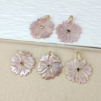 Großhandel Fabrikpreise Echte Perlmutt-Blumenanhänger Natürliche Schnitzerei Rosa Muschelblumen-Charm mit Zirkonia
