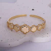 NYH Ensemble de bijoux délicats motif trèfle, plaqué or 20K, résistant à l'eau et inaltérable, comprenant collier chaîne en Y, bracelet ouvert, bague et boucles d'oreilles pendantes