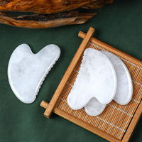 Outil de massage Gua Sha en quartz rose, peigne unique en forme de cœur pour le SPA et la thérapie d'acupuncture