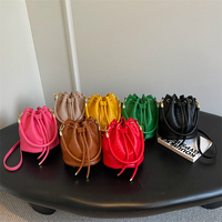Sac seau en PU avec logo embossé personnalisé, imperméable, pour femme, bandoulière, couleur tendance, sac seau pour femme