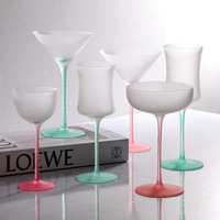 Copas de vino tinto de cristal esmerilado de lujo sin tallo en colores degradados de caramelo diseñadas con estilo para el agua