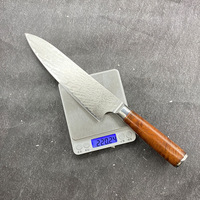 Couteau de chef en acier Damas décapillé de la rouille pour usage domestique. Couteau à viande de cuisine super tranchant. Couteau à découper spécial du chef.