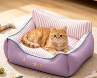 Canapé-lit pour animaux de compagnie en PU violet pastel, doublure à rayures verticales rose et blanches, dossier incurvé, enveloppement trois côtés, coussin lavable pour chien et chat