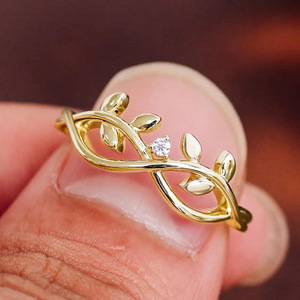 Anello con Zircone a Foglia di Vite, Gioiello Minimalista da Donna, Regalo per Uso Quotidiano - Product Image 1