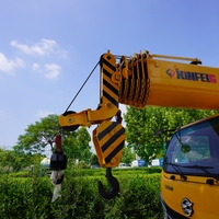 Grue mobile montée sur camion Xinfeigong 10 tonnes, flèche à 7 sections, hauteur de levage 32 m, portée 6 m, double treuil, moteur, pompe, roulement