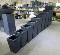 Jardinières carrées modernes en fibre de verre pour extérieur, pots de fleurs décoratifs pour la maison, le jardin et les centres commerciaux, durables et très demandées