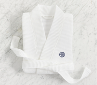 Peignoir gaufré minimaliste en coffret cadeau, avec détail de nœud chic à la taille, idéal pour les cadeaux d'anniversaire