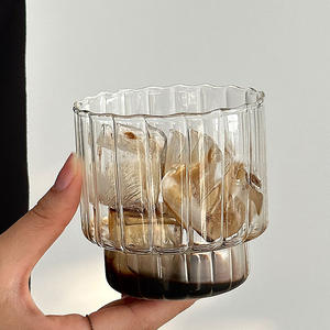 Vaso de Vidrio con Patrón Vertical Retro al por Mayor para Cafeterías, Vaso Resistente al Calor para Bebidas Frías y Latte, Vajilla de Vidrio Fabricada - Product Image 2