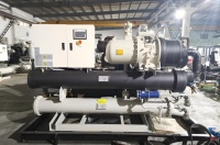 Nouveau refroidisseur à vis à haute performance (COP) refroidi par eau, sortie d'eau refroidie haute température, pour le refroidissement liquide des centres de données, unité de 900 kW