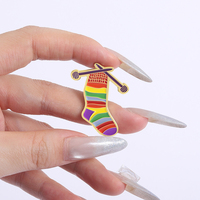 Arc-en-ciel chaussettes tricot Badge émail broches mode créative aiguilles à tricoter fil Art broches revers Badge bijoux cadeau pour les amis