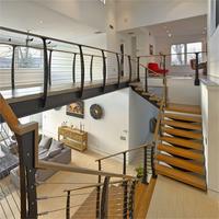 Escaliers en bois massif en acier avec éclairage LED escalier droit à balustrade en verre Escalier suspendu en bois personnalisé
