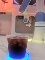 Distributeur automatique de cocktails en métal entièrement automatique avec bras robotique à 6 axes, refroidissement par compresseur, 30 types, paiement par carte de crédit