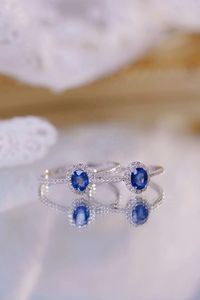 แหวนเพชรทรงรีประดับไพลินแท้ ดีไซน์เรียบหรู ทองคำขาว 18k จากซินฟลาย ไฟน์ จิวเวลรี่ - Product Image 3