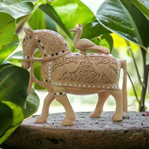 Statue de cheval en bois artisanale avec des sculptures de paons complexes et une figurine d'oiseau, sculpture animale traditionnelle du Rajasthan - Product Image 5