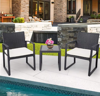 Ensemble de salle à manger d'extérieur moderne, chaises et table en rotin pour une utilisation imperméable dans le jardin, la terrasse, le balcon
