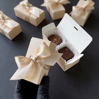 Boîte à mini-cupcakes personnalisée avec impression numérique, design gourmand pour présentation de desserts, avec ruban