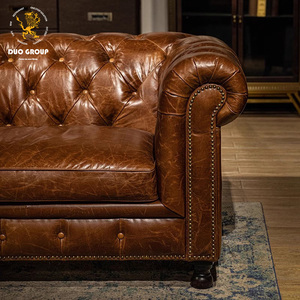 Muebles de Sala Personalizados, Sofá Chesterfield Americano de Estilo Desgastado con Botones Profundos, Tapizado en Cuero PU para Sala de Estar - Product Image 3