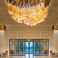 Fournisseur professionnel de luminaires suspendus de luxe sur mesure, grands lustres en acier inoxydable et en verre pour hall d'hôtel