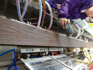 Extrusora de Doble Tornillo de Alta Capacidad para la Fabricación de Perfiles de Terraza WPC con Motor de 37kW para Reciclaje de <span class=keywords><strong>Madera</strong></span> Plástica - Product Image 4