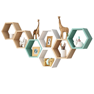 Vente chaude affichage moderne hexagone bois nid d'abeille ornement modulaire flottant coloré en bois massif étagère murale étagère de rangement - Product Image 1