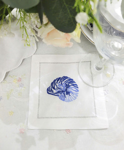 Serviette de table carrée en coton brodée à la main, motif fleur violette, ourlet festonné, réutilisable, pour décoration de table, maison et mariage, vente en gros - Product Image 3