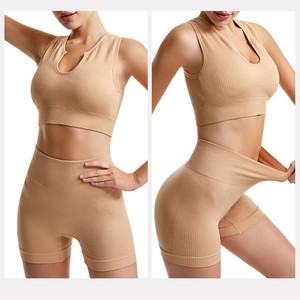 Conjunto de yoga: sujetador deportivo y pantalones cortos de nailon sin aros con soporte push-up para yoga, running y fitness - Product Image 2