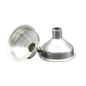 Entonnoirs miniatures en acier inoxydable pour accessoires de cuisine et de bar, idéaux pour le remplissage de flacons de vin - Product Image 2