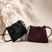 Sac bandoulière de luxe en cuir véritable pour femme, nouveau sac à main polyvalent de créateur, style rétro tissé à la main, portable à sangle unique