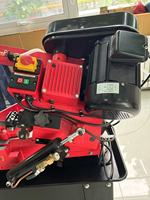 Scie à ruban métallique semi-automatique JINFENG CE avec alimentation automatique, tête d'angle pour coupes obliques, tensionnement manuel et entraînement par engrenages