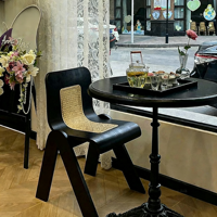 Ensemble de meubles de restaurant en bois massif durable et personnalisable, fauteuil en rotin tressé, table design écologique pour bistro moderne