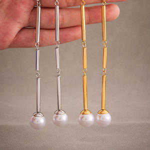 Orecchini Pendenti Lunghi con Catena a Graffetta in Gioielleria <span class=keywords><strong>Fine</strong></span>, Placcati in Oro 18k, Acciaio Inossidabile con Perle per Donna - Product Image 2