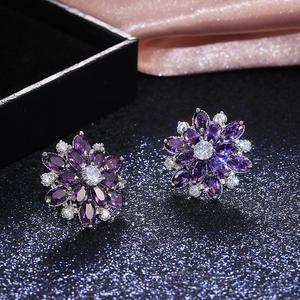 Boucles d'oreilles clous fleur pour femme avec pierre précieuse violette centrale et accents de taille brillant rond, bijoux en alliage pour soirée, modèle - Product Image 3
