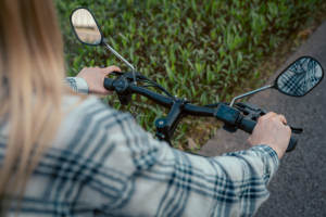 Patinete Eléctrico C1 Pro con Cesta y Asiento, 100 KM de Autonomía, Plegable, Frenos de Disco Dobles, Pedal de Madera Antideslizante, para Desplazamientos y Reparto - Product Image 3