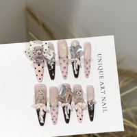 Ongles press-on personnalisés faits main, noir et rose, motif galaxie, avec étoiles, paillettes, cristaux, croix, et ensemble de breloques en strass