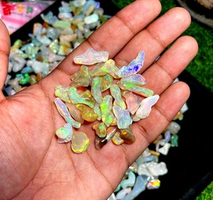 โอปอลธรรมชาติทรงอิสระ ขัดเงา แสดงสีสันสวยงาม สำหรับทำเครื่องประดับ - Product Image 2