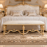 Lit King Size Classique Français Haut de Gamme en Tissu Crème avec Cadre en Bois Sculpté – Mobilier de Chambre de Luxe pour Villa et Hôtel