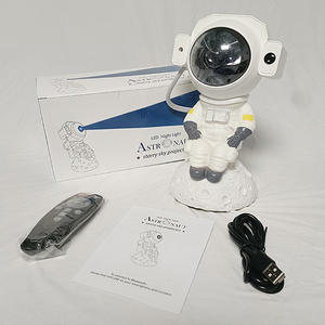 Lámpara de cielo estrellado de astronauta sentada en la luna - Product Image 1
