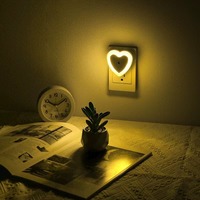 Veilleuse LED intelligente en forme de cœur à brancher avec capteur crépusculaire, lumière douce pour la Saint-Valentin 2026, cadeau pour chambre à coucher, usage intérieur