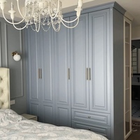 Armoire de chambre intégrée classique moulée en usine avec quincaillerie dorée et système de rangement complet pour appartement (OEM)