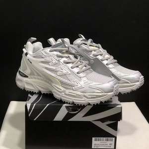 Zapatillas deportivas de diseñador 2026 con símbolo de flecha para hombre y mujer, decoración de lujo, con cordones y empalmes, calzado casual. - Product Image 1