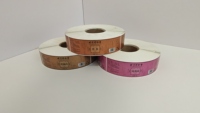 Rollo de plástico a prueba de agua personalizado etiquetas adhesivas botellas de bebidas café whisky té cartón embalaje acrílico superficie estampado acabado