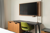 Bureau Fairfield Inn by Marriott avec armoire gauche ou droite, sur mesure, pour chambre d'hôtel, fabricant d'équipements hôteliers