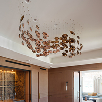 Lustre suspendu en métal et acrylique sur mesure, éclairage blanc neutre, restaurant haut de gamme, hôtel, personnalisation exquise