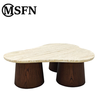 Table basse Wabi Sabi en travertin nuage irrégulier avec plateau en pierre naturelle et base conique en bois foncé pour salon, villa, hôtel, hall d'entrée
